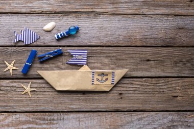 Kağıt gemi ve ahşap arka plan üzerinde balık.