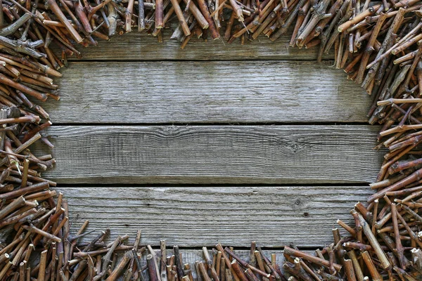 木製の背景に横になっている木の棒. — ストック写真