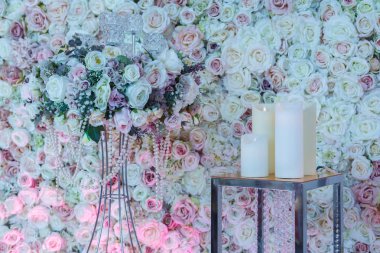 Stand ve mumlar güllerinin.