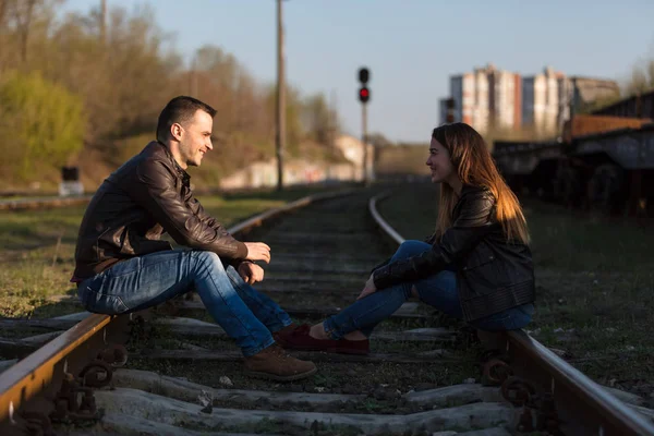 Hombre y mujer se sientan uno frente al otro en el ferrocarril . — Foto de Stock
