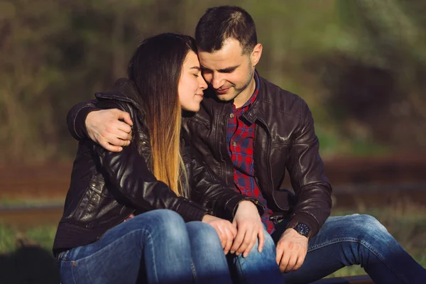 Couple amoureux étreinte. — Photo