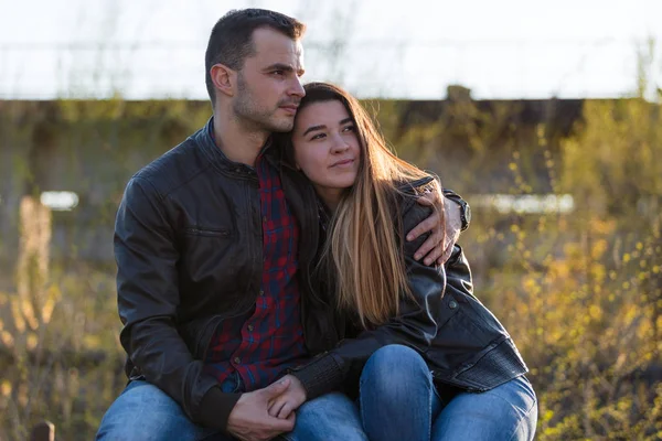 Verliebtes Paar umarmt sich. — Stockfoto