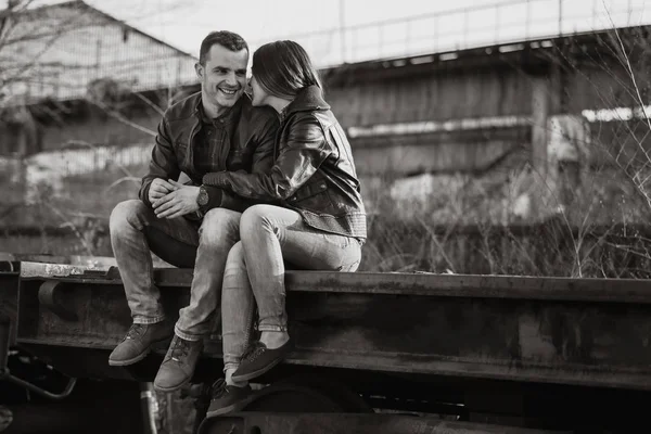 Verliebtes Paar beim Umarmen. der Kerl lächelt. — Stockfoto
