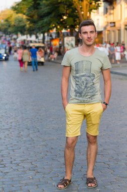 Şehrin arka planda sarı şortlu adamı.