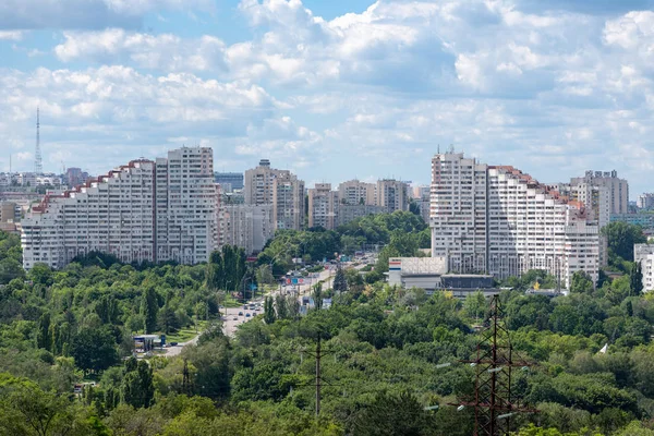 Chisinau, República de Moldavia - 17 de junio de 2016: la vista desde el techo de la ciudad Chisinau, República de Moldavia . — Foto de Stock