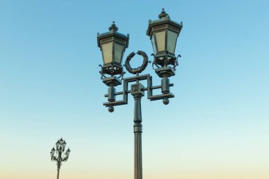 Eski retro lamba sonrası ve güzel mavi gökyüzü