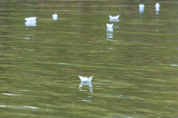 Livres Blancs Sur Eau Plan Cadré Horizontalement — Photo