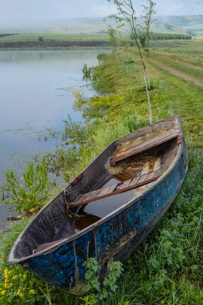 Old wooden boat beached. Photo. — Stock Photo, Image