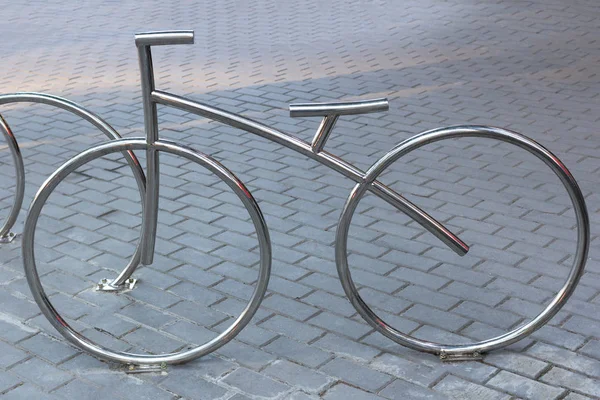 Estacionamento para bicicletas de metal cromado . — Fotografia de Stock