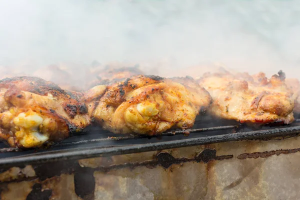 Kuřecí Kebab Rezavé Pánev Pozadí Kouř Foto — Stock fotografie