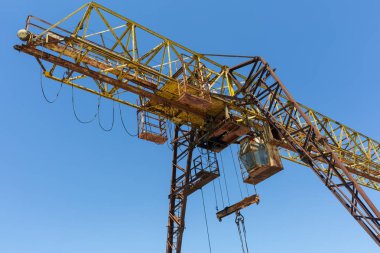 Paslı santral Vinci mavi gökyüzü arka plan üzerinde.