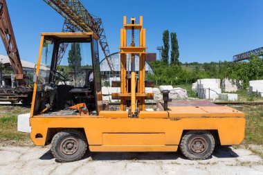 Santral Vinci ve ambar arka planda sarı yükleyici.