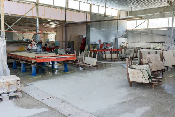 Shop with machines for natural stone.