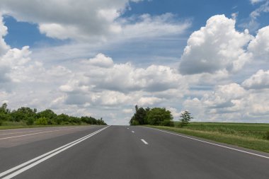 Asfalt yol, bulutlar ve gökyüzü.