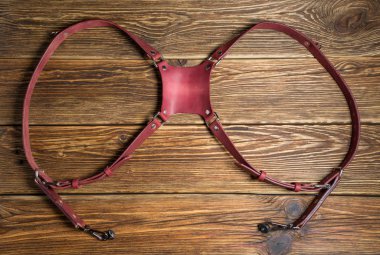 Pembe Çift kamera koşum, çoklu kamera askısı emniyet kemeri, deri kahverengi ahşap zemin üzerinde boyun askısı.