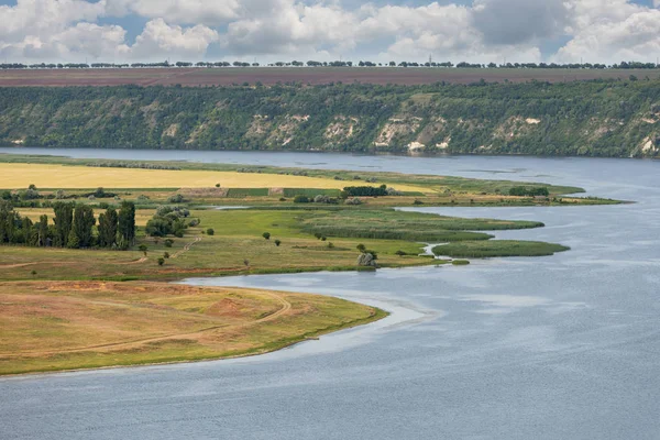 Вид на річку і пагорб. Блакитне небо з хмарами . — стокове фото