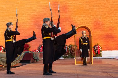 Rusya, Moskova - Ocak 03,2011: onur bekçi Moskova Kremlin duvarı, meçhul asker türbesi,.