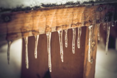 Tezgah buz sarkıtları kış Park. Yatay olarak çerçeveli atış.