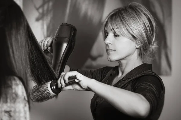 Parrucchiere Professionale Con Asciugacapelli Pettine Che Lavora Capelli Del Cliente — Foto Stock