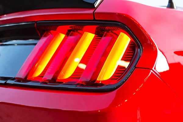 Wymiarowe latarnie czerwony sport nowoczesny samochód. — Zdjęcie stockowe
