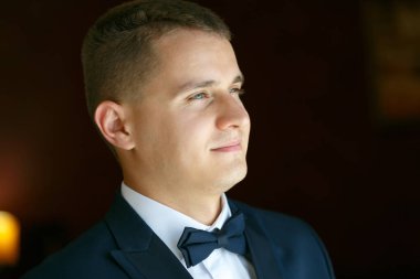 Portre emin zarif yakışıklı bir genç adam.