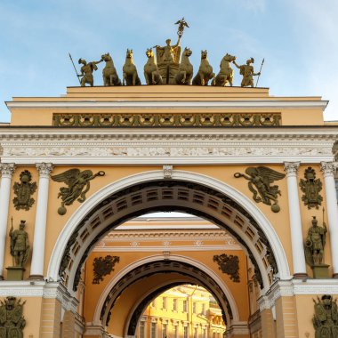 St. Petersburg. Palace Meydanı'nda Genel Kurmay binanın zafer takı.