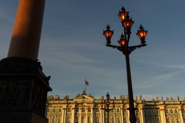 Saray Meydanı. Cephe Kış Sarayı, ev Hermitage Müzesi, Alexander sütun ve çalışma el feneri, St. Petersburg, Rusya. Yatay olarak çerçeveli atış.