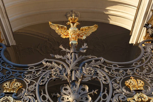 Palace square. Fragment of the gate of the Hermitage Museum in St. Petersburg. — Stock Photo, Image