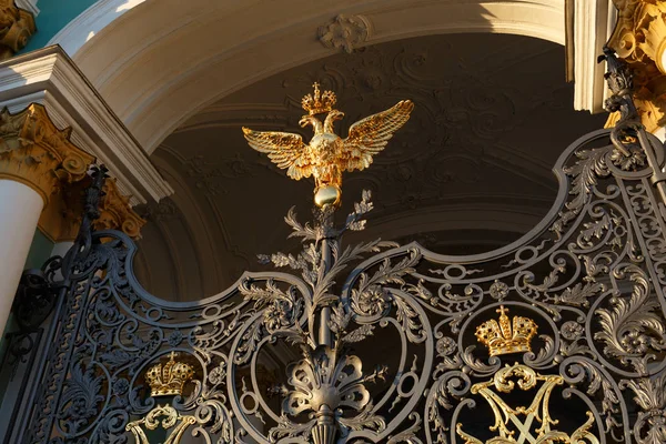 Palace square. Fragment van de poort van de Hermitage in Sint-Petersburg. — Stockfoto