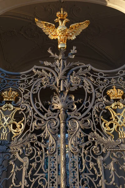 Plaza del Palacio. Fragmento de la puerta del Museo del Hermitage en San Petersburgo . —  Fotos de Stock