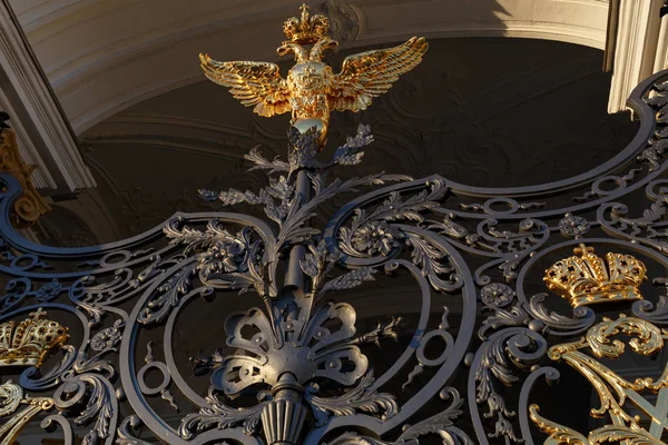 Plaza del Palacio. Fragmento de la puerta del Museo del Hermitage en San Petersburgo . —  Fotos de Stock