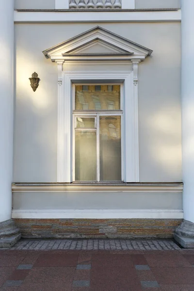 Stare okna i kolumny. — Zdjęcie stockowe