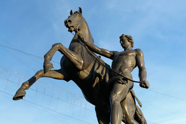 Estatua de la conquista de un caballo en el puente de Anichkov en San Petersburgo, Rusia . —  Fotos de Stock