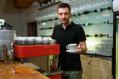 Erkekler barista kahve tutun. Bir müşteri hizmet. İçecek üzerinde odaklanın. Sığ derinlik-in tarla. Yatay olarak çerçeveli atış.