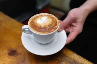 El barista holding ve kahve servisi.