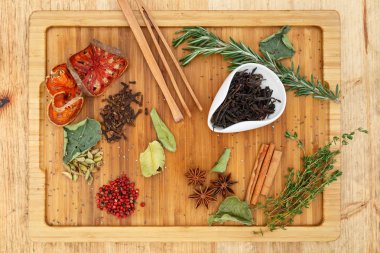 Çin Oolong çay Feng Huang Dan Vietnamlılara beyaz bir kase. Bir sürü çay için malzemeler ahşap bir gemide dağınık.