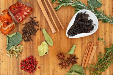 Çin Oolong çay Feng Huang Dan Vietnamlılara beyaz bir kase. Bir sürü çay için malzemeler ahşap bir gemide dağınık.