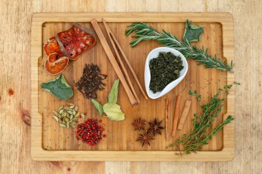 Çin Çin çayı yeşil çay kravat Guan Yin beyaz bir kase kuru. Bir sürü çay için malzemeler ahşap bir gemide dağınık.