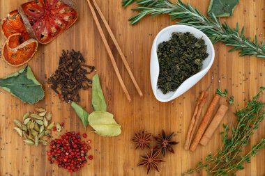 Çin Çin çayı yeşil çay kravat Guan Yin beyaz bir kase kuru. Bir sürü çay için malzemeler ahşap bir gemide dağınık.