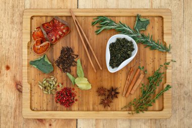 Çin Çin çayı yeşil çay kravat Guan Yin beyaz bir kase kuru. Bir sürü çay için malzemeler ahşap bir gemide dağınık.