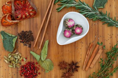 Çin, Çin çayı Yasemin çayı Moli Yu Lun Tao beyaz bir kase. Bir sürü çay için malzemeler ahşap bir gemide dağınık.