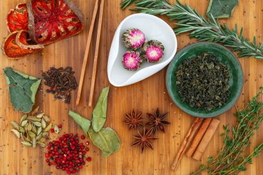 Çin, Çin çayı Yasemin çayı Moli Yu Lun Tao bir beyaz kase ve Çin Çin çayı yeşil çay yeşil bir kabın içinde kravat Guan Yin. Bir sürü çay için malzemeler ahşap bir gemide dağınık.