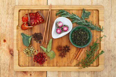 Çin, Çin çayı Yasemin çayı Moli Yu Lun Tao bir beyaz kase ve Çin Çin çayı yeşil çay yeşil bir kabın içinde kravat Guan Yin. Bir sürü çay için malzemeler ahşap bir gemide dağınık.