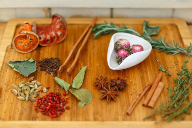 Çin, Çin çayı Yasemin çayı Moli Yu Lun Tao beyaz bir kase. Ahşap bir gemide çay için malzemeler çok dağınık. Sığ derinlik-in tarla.