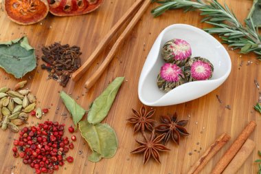 Çin, Çin çayı Yasemin çayı Moli Yu Lun Tao beyaz bir kase. Bir sürü çay için malzemeler ahşap bir gemide dağınık.