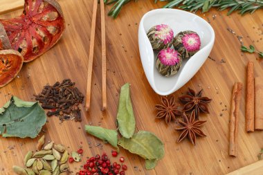 Çin, Çin çayı Yasemin çayı Moli Yu Lun Tao beyaz bir kase. Bir sürü çay için malzemeler ahşap bir gemide dağınık.