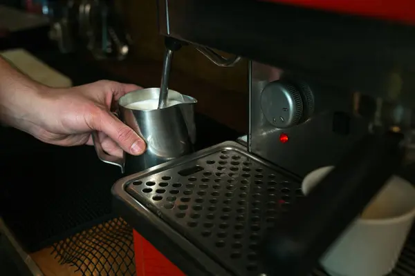 Barista. Zbliżenie: ekspres do kawy. Przygotowanie kawy. Pojęcie usługi. — Zdjęcie stockowe