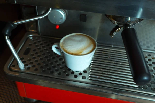 Zbliżenie: ekspres do kawy. Ekspres do przygotowywania świeżą kawę w restauracji. — Zdjęcie stockowe