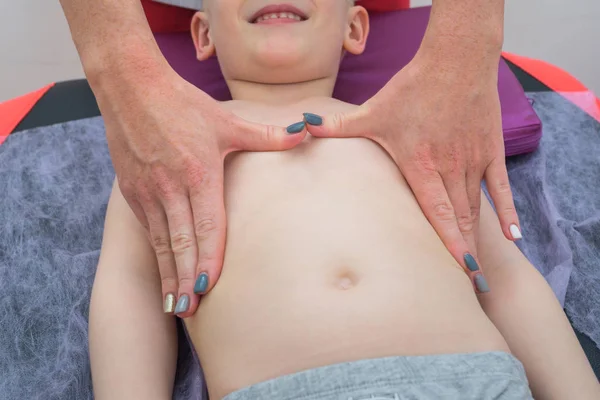 Massaggio al seno. Massaggiatrice fisioterapista che fa un massaggio al seno a un ragazzo in clinica . — Foto Stock