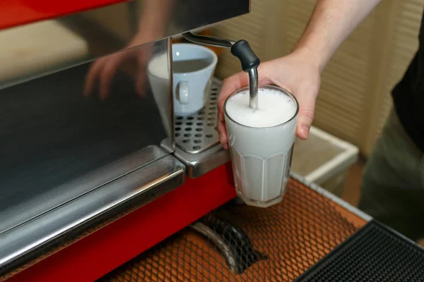 Barista sprawia, że kawa w barze. Przygotowanie latte w ekspres do kawy. Barman ręce gotowania kawy, przygotowanie mleka do kawy latte. — Zdjęcie stockowe